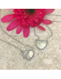 dwa naszyjniki srebrne z zawieszką w kształcie serca z masy perłowej Srebrny naszyjnik z masą perłową serce