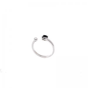  Srebrny pierścionek  z czarnym oczkiem